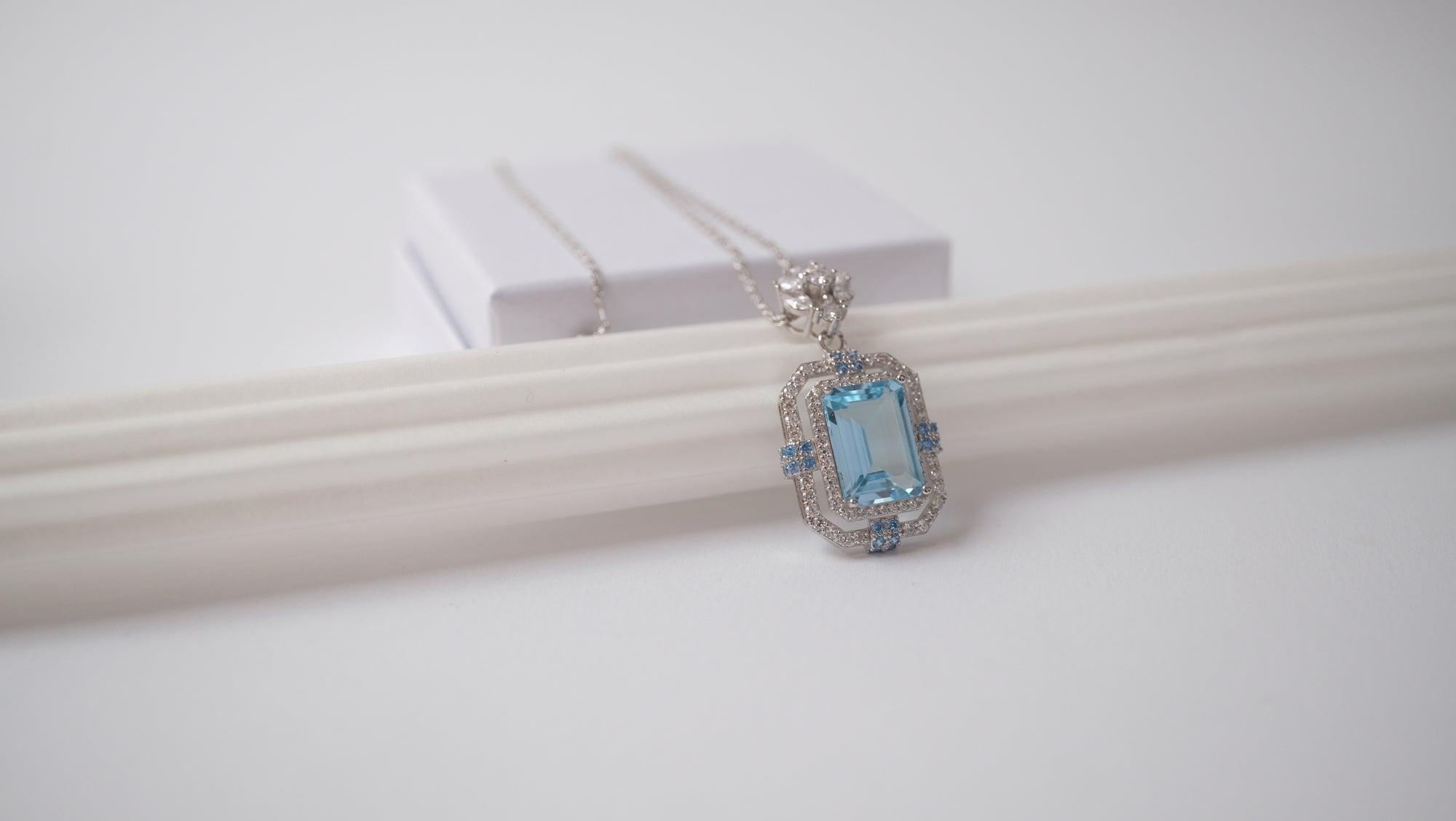 Halskette mit quadratischem blauen Topas-Anhänger