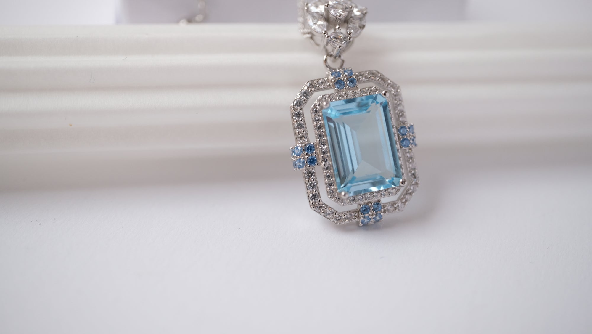 Halskette mit quadratischem blauen Topas-Anhänger