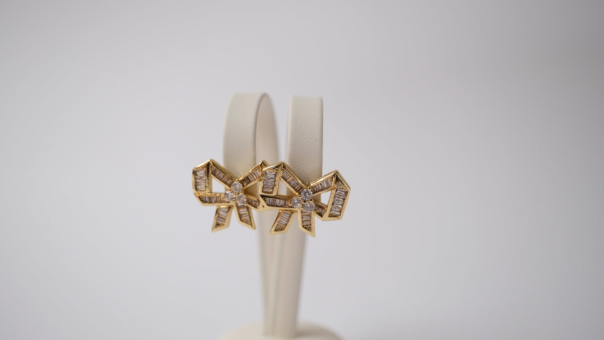 Ohrringe mit Kristallschleifen für elegante Styles
