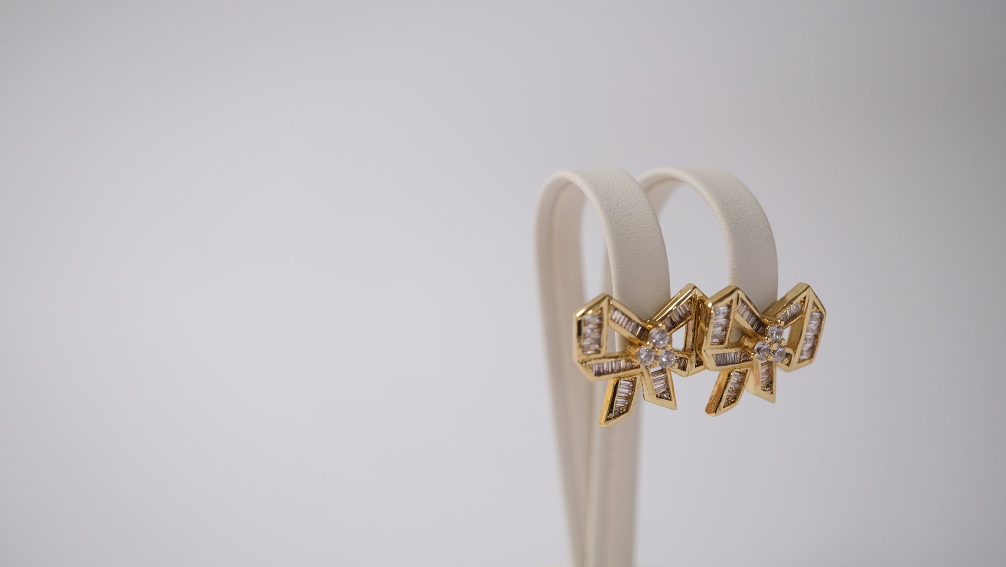 Ohrringe mit Kristallschleifen für elegante Styles