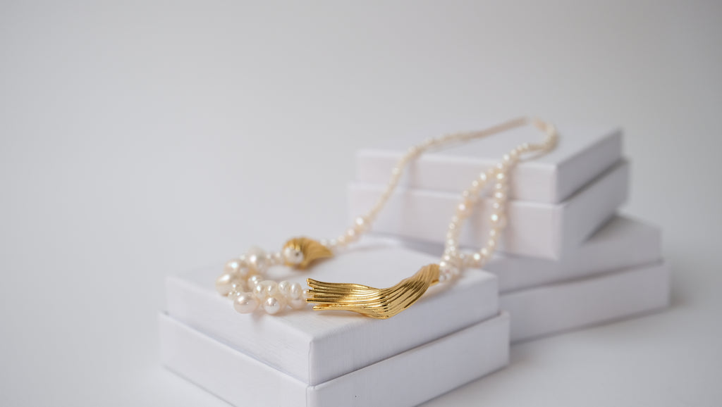 Halskette mit Süßwasserperlen mit goldenen Charms