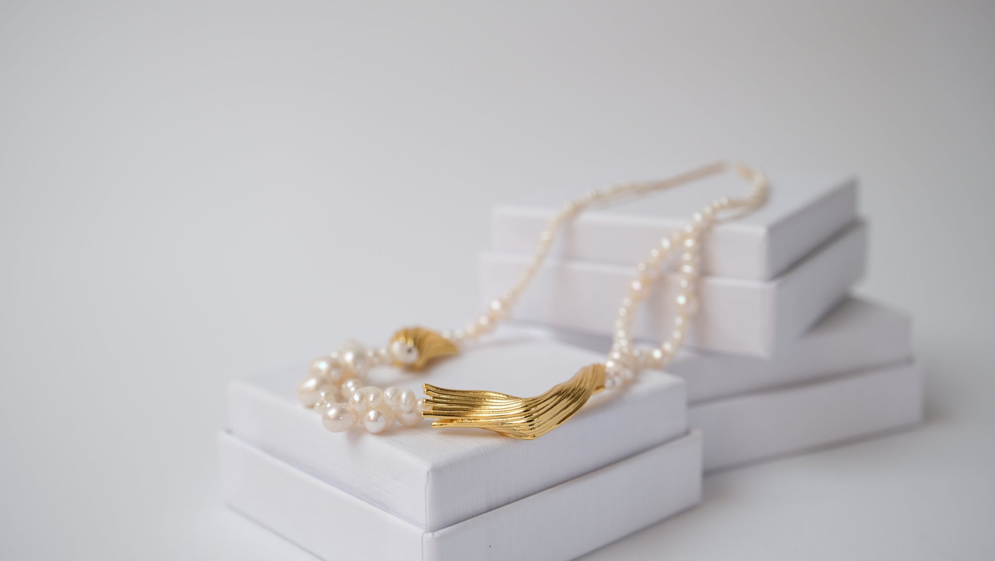 Halskette mit Süßwasserperlen mit goldenen Charms
