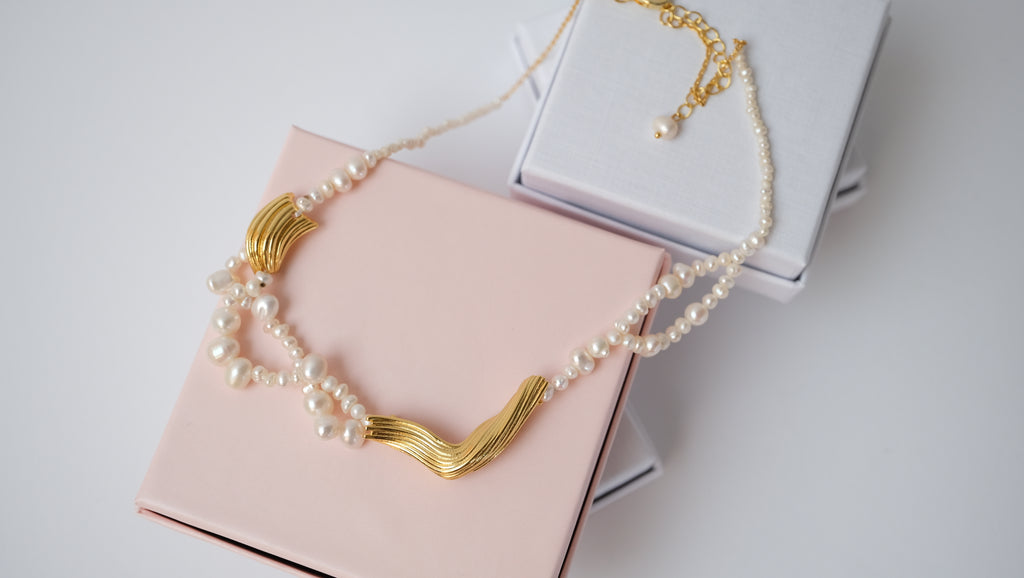 Halskette mit Süßwasserperlen mit goldenen Charms