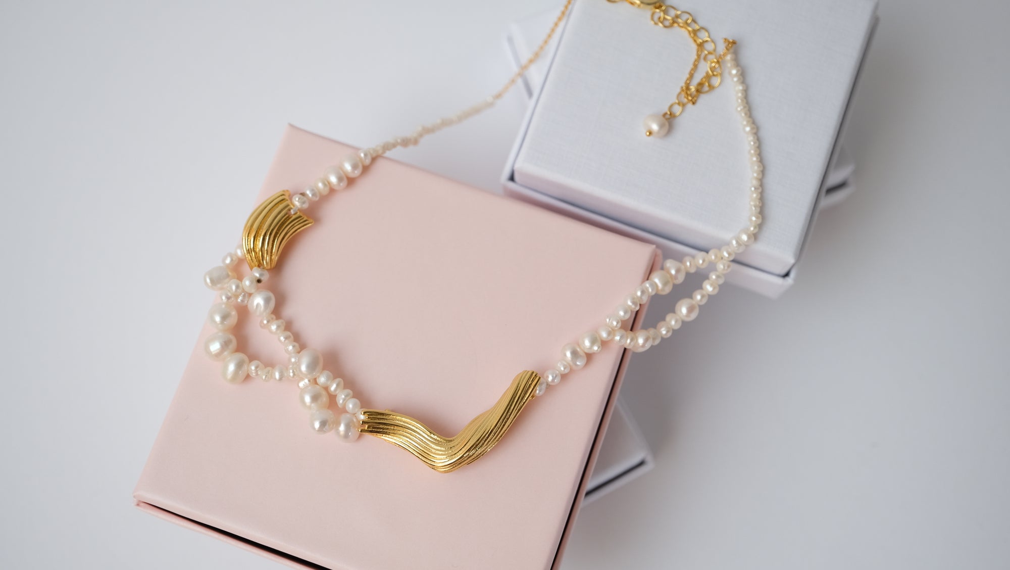 Halskette mit Süßwasserperlen mit goldenen Charms