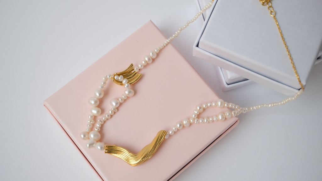 Halskette mit Süßwasserperlen mit goldenen Charms