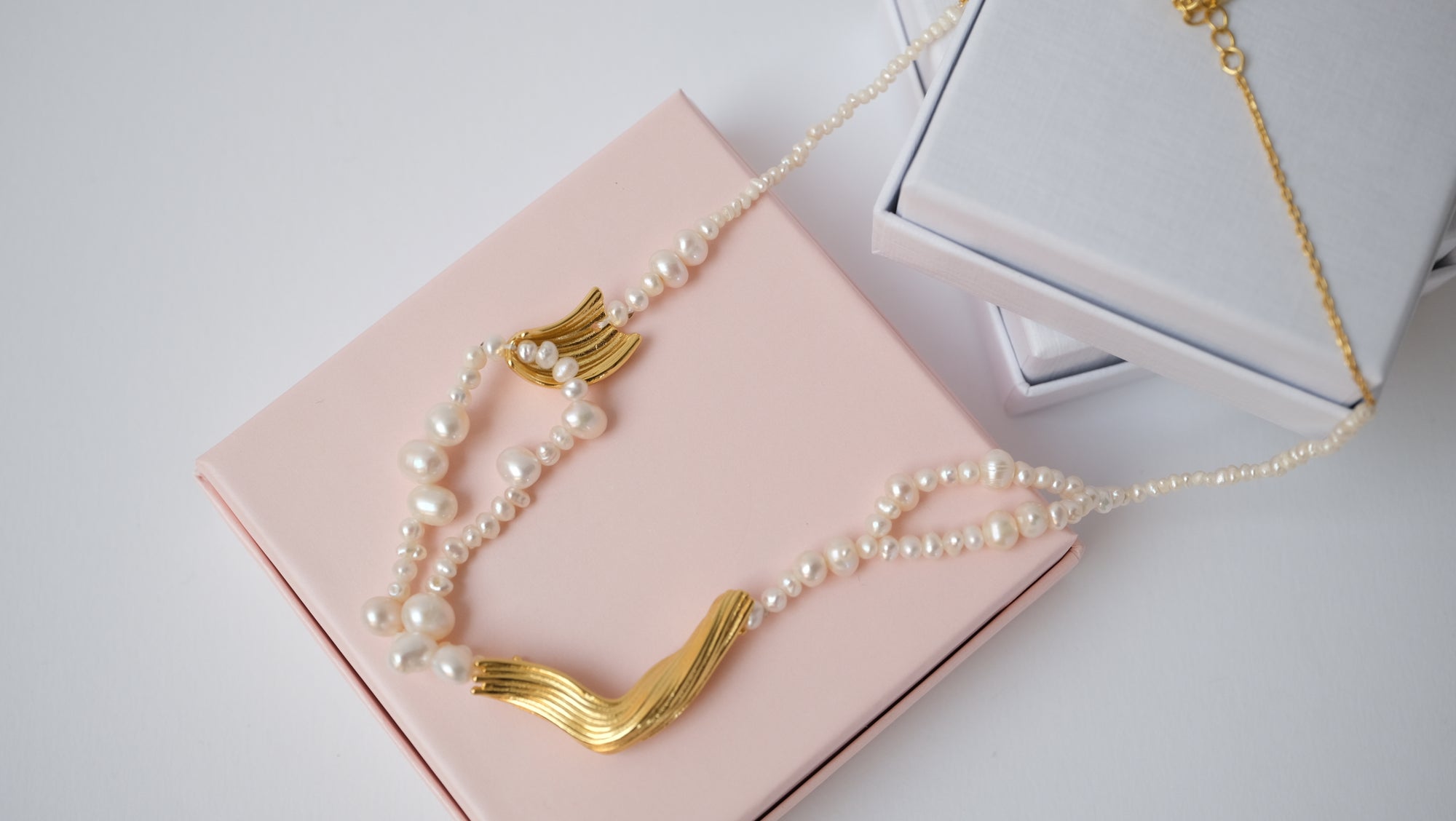 Halskette mit Süßwasserperlen mit goldenen Charms