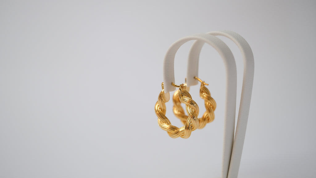 Goldene geflochtene Hoops im Vintage-Stil