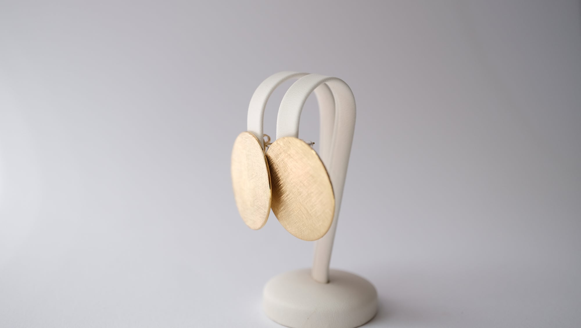 Runde Ohrstecker aus mattem Gold