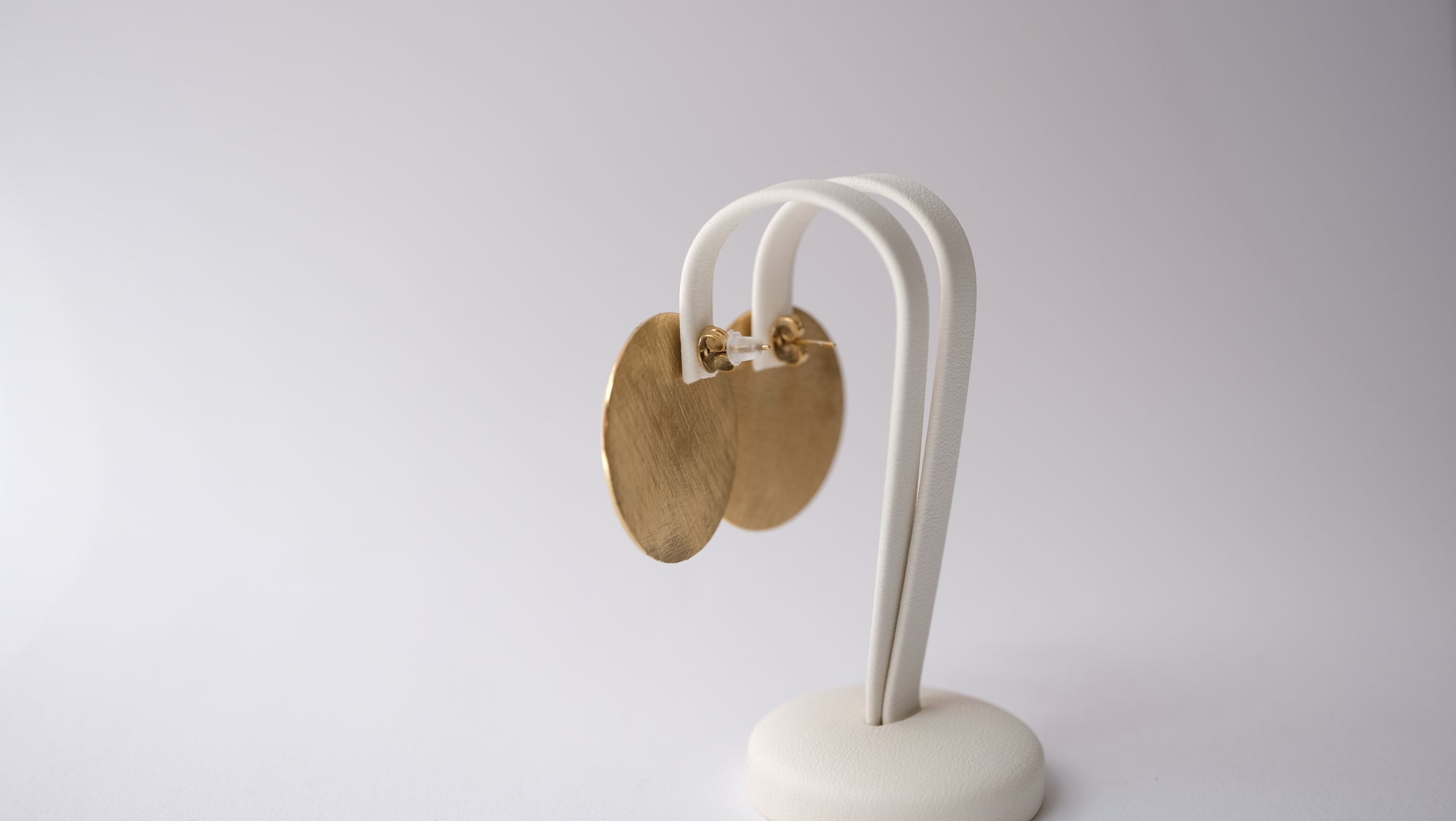 Runde Ohrstecker aus mattem Gold