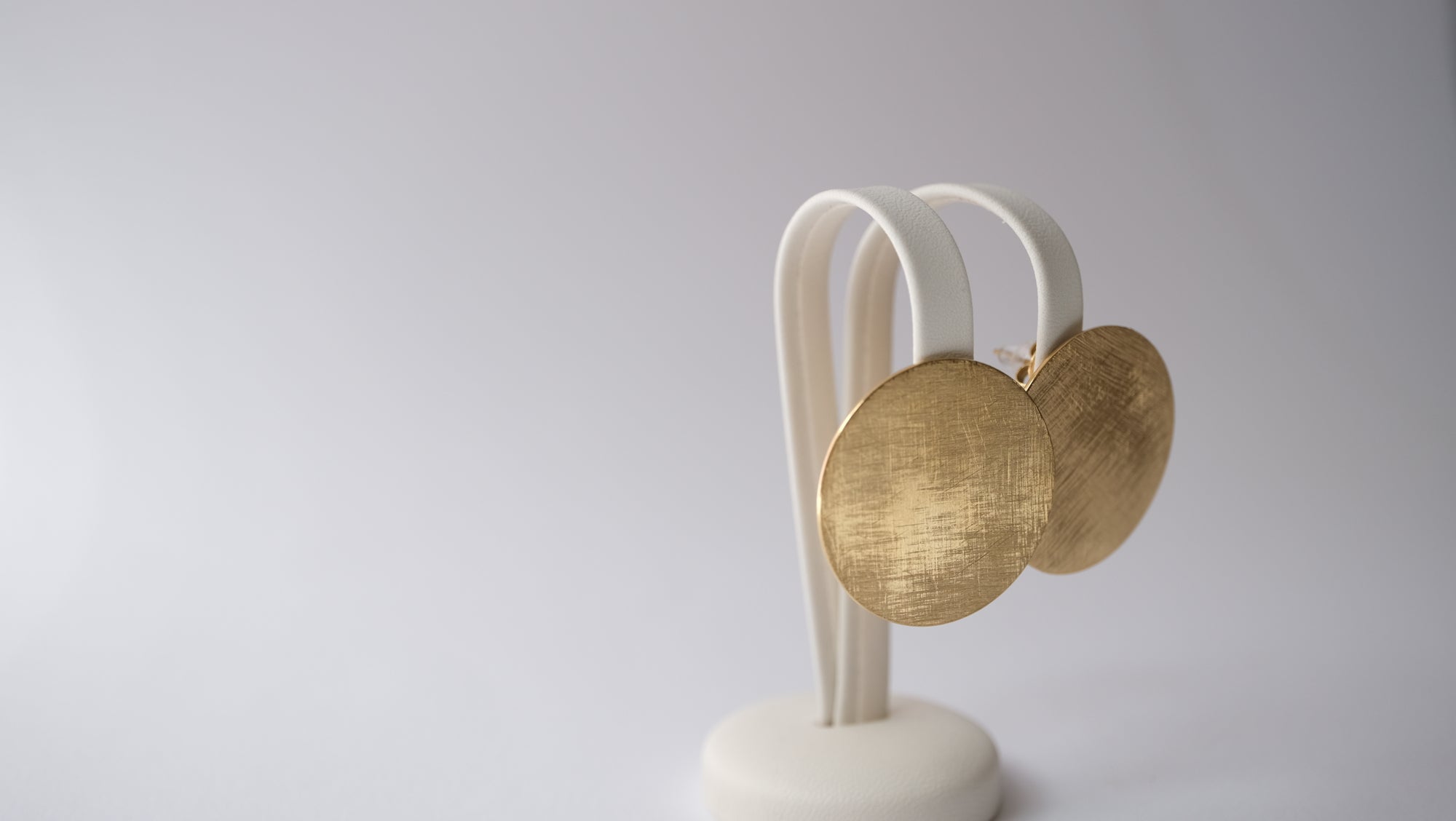 Runde Ohrstecker aus mattem Gold