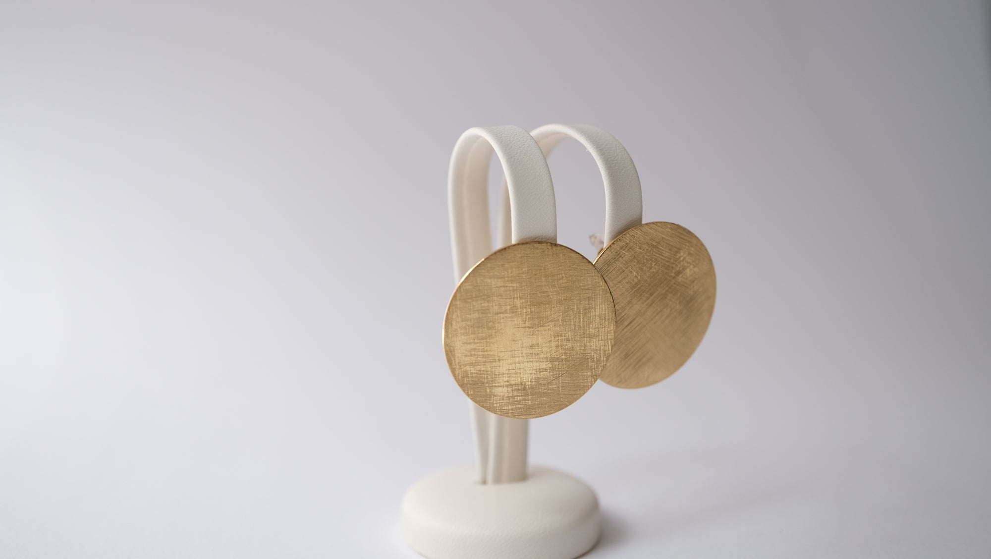 Runde Ohrstecker aus mattem Gold