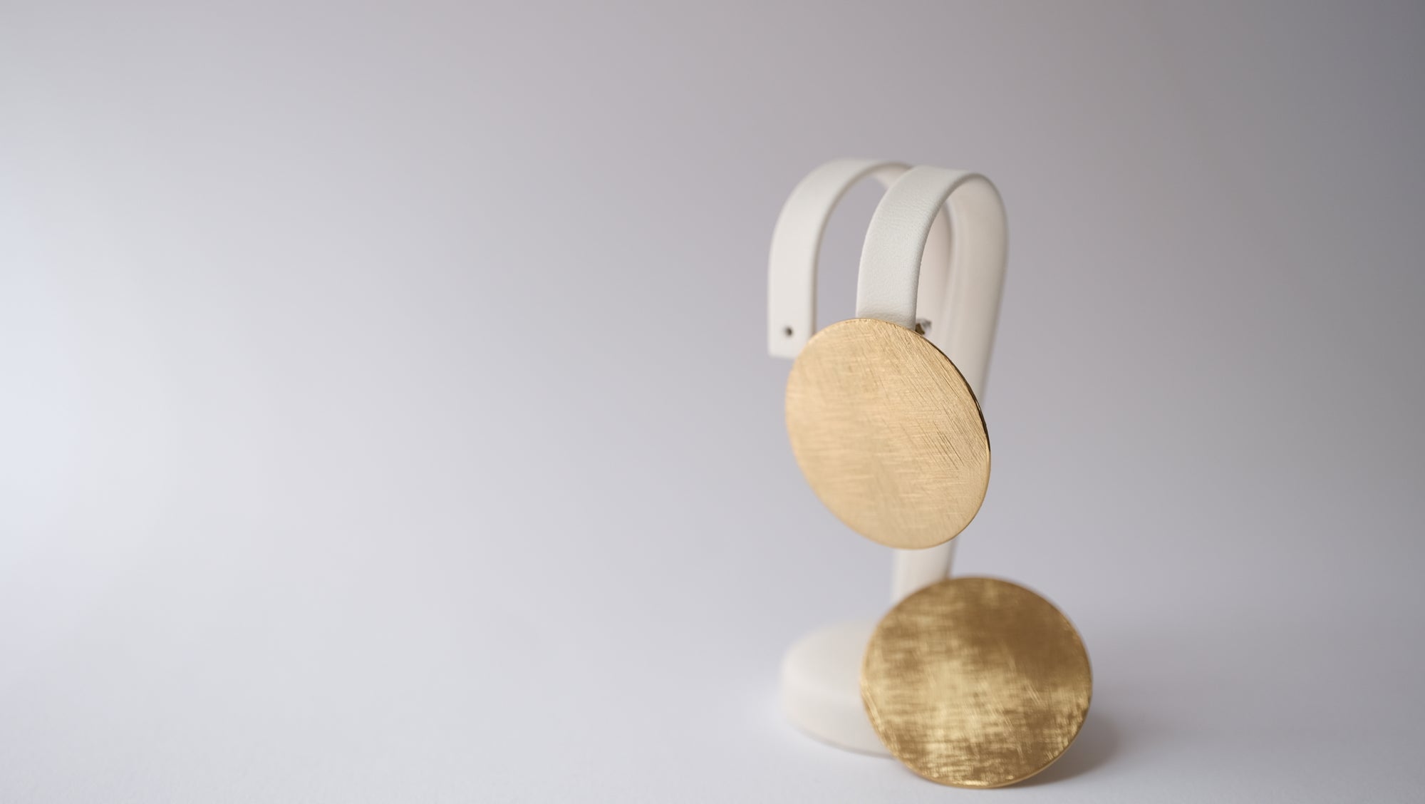 Runde Ohrstecker aus mattem Gold