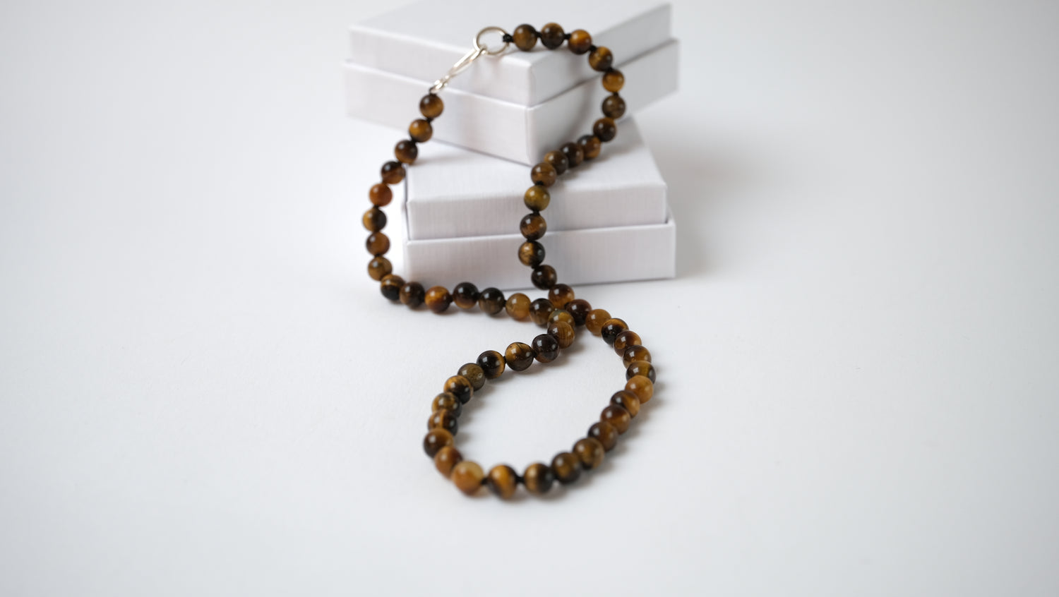 Perlenkette mit echten Tiegeraugenperlen