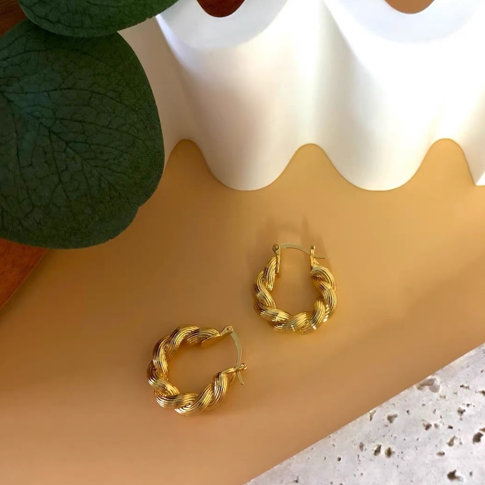 Goldene geflochtene Hoops im Vintage-Stil