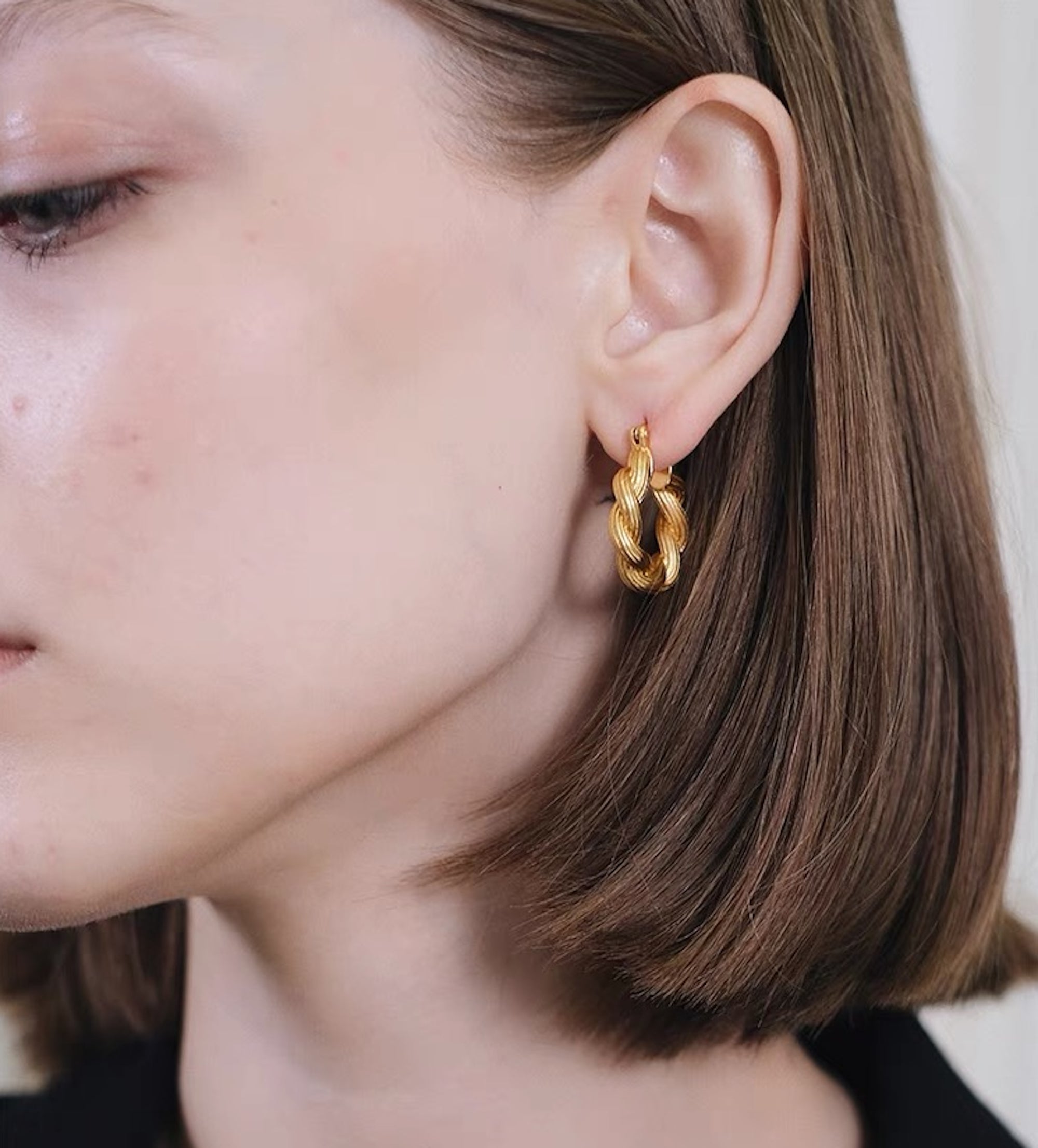 Goldene geflochtene Hoops im Vintage-Stil