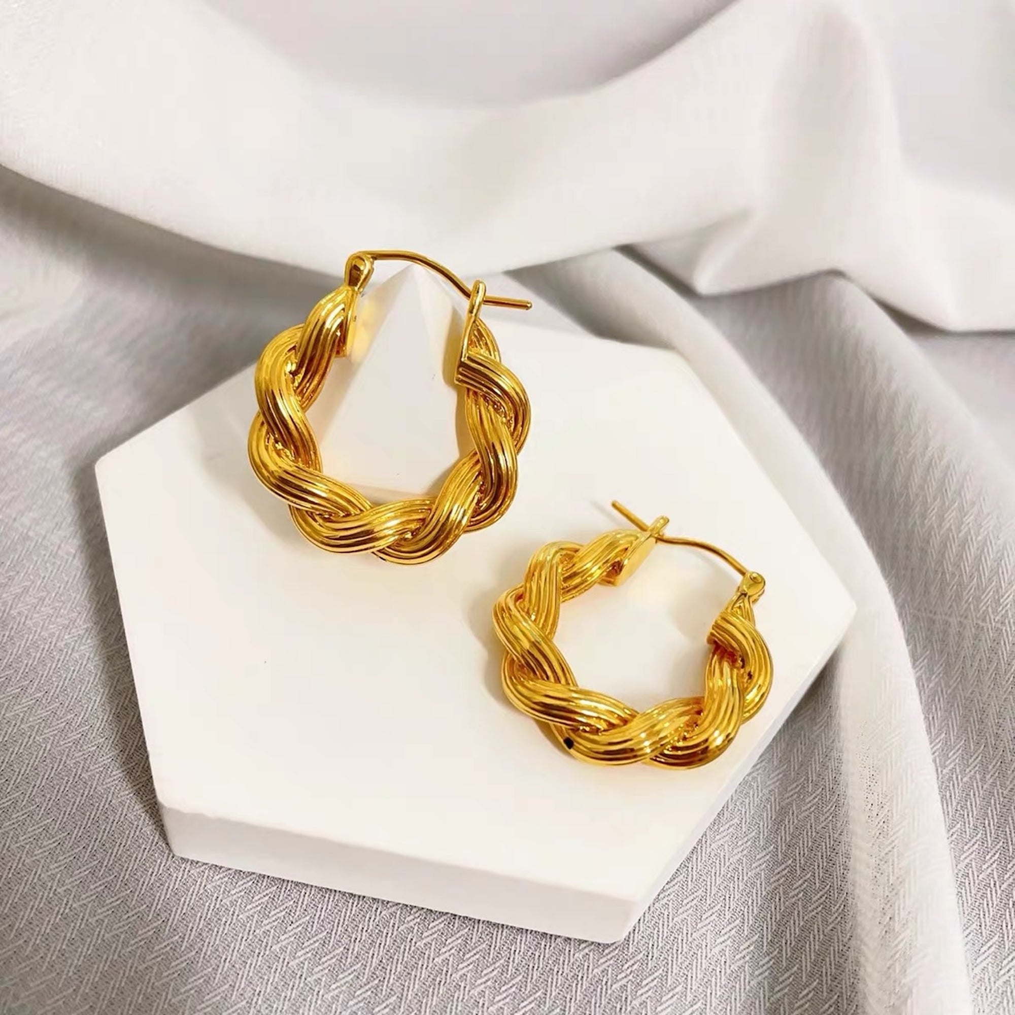 Goldene geflochtene Hoops im Vintage-Stil
