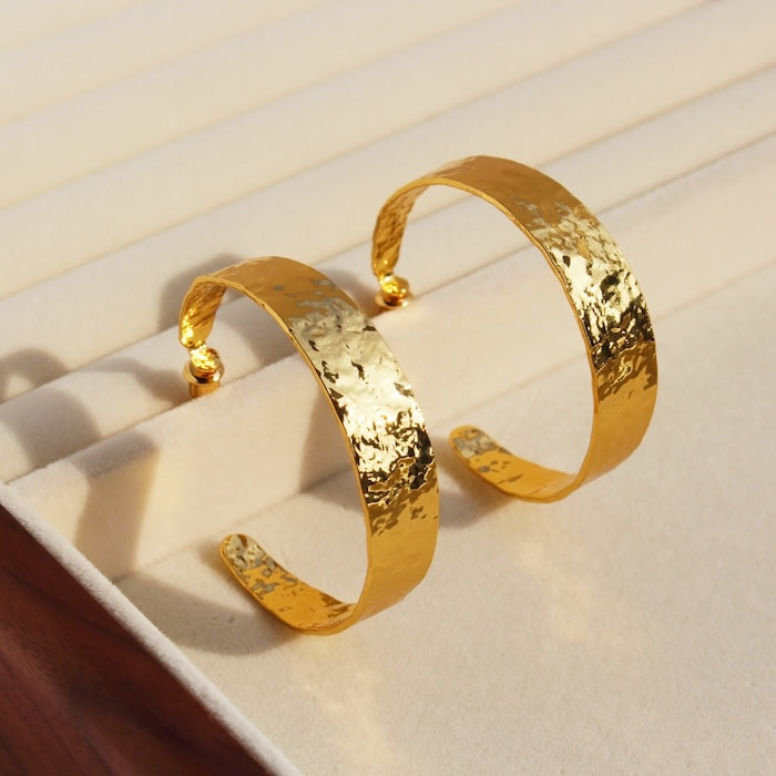 Elegante Hoops mit Vintage-Optik und charaktervoller Textur