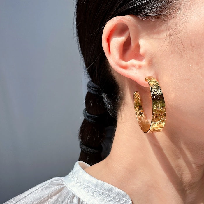 Elegante Hoops mit Vintage-Optik und charaktervoller Textur